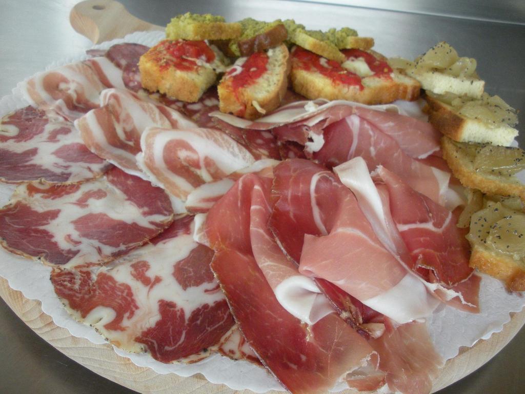 مبيت وإفطار تشيزينا Agriturismo Perugini المظهر الخارجي الصورة